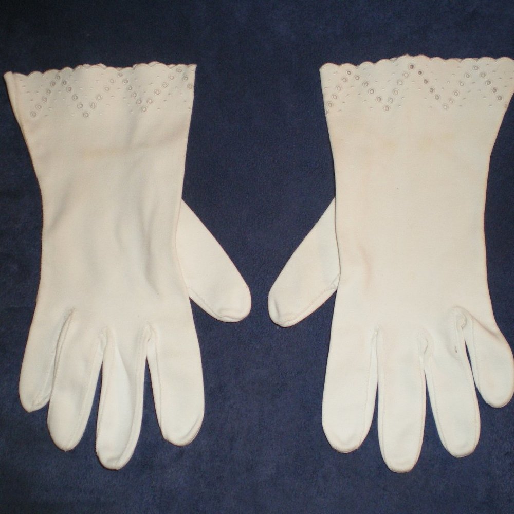 Vintage 1950's Short White Eyelet Dress Gloves